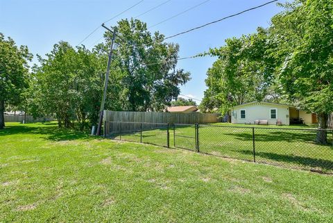 Single Family Residence in Lake Jackson TX 415 Winding Way Street 30.jpg