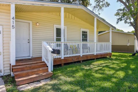 Single Family Residence in Lake Jackson TX 415 Winding Way Street 2.jpg