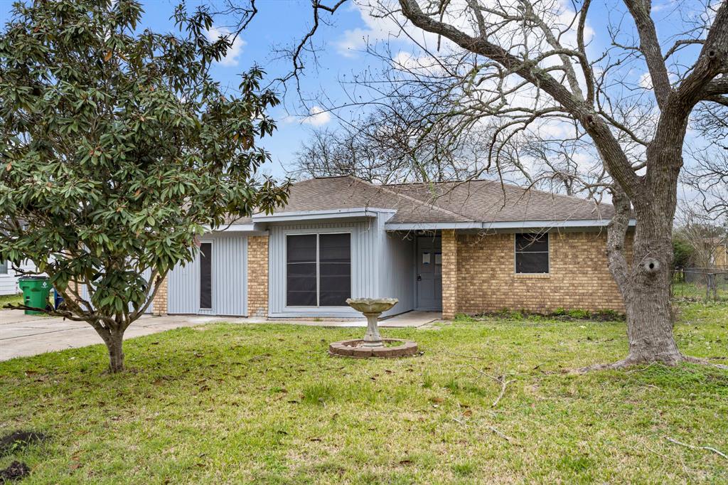 View Angleton, TX 77515 house