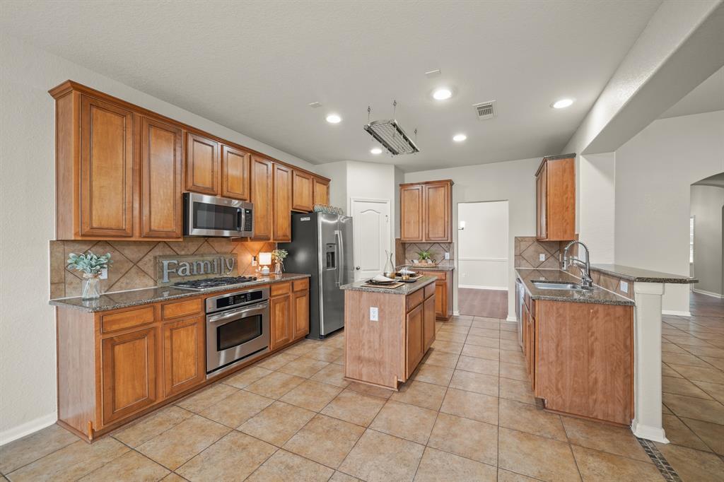 2709 Barons Cove Court, Pearland, Texas image 10