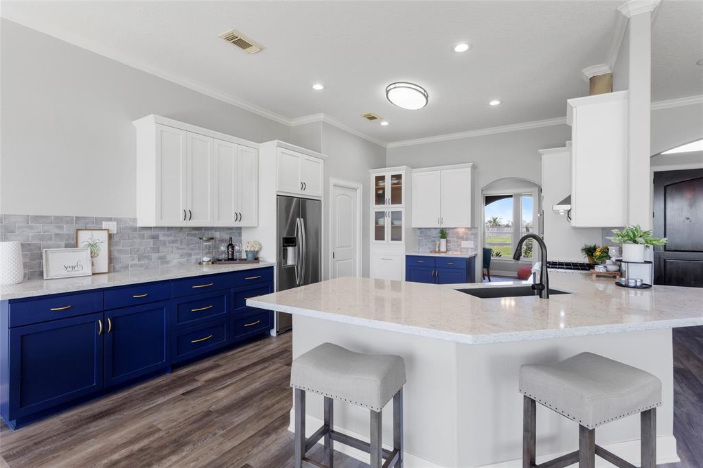 210 Lago Circle Drive, Santa Fe, Texas image 8