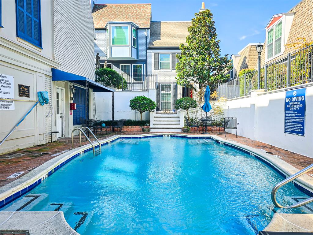 811 Lovett Boulevard 25
