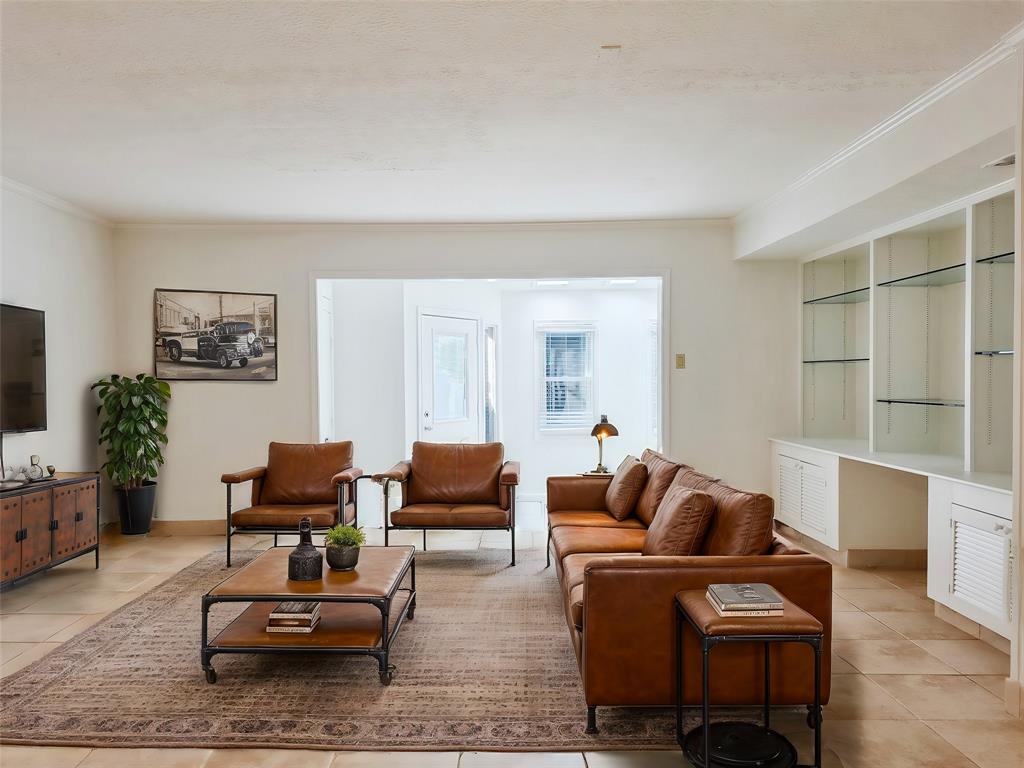 811 Lovett Boulevard 25
