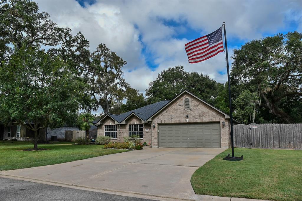 136 Pecan Valley Drive, West Columbia, Texas image 1