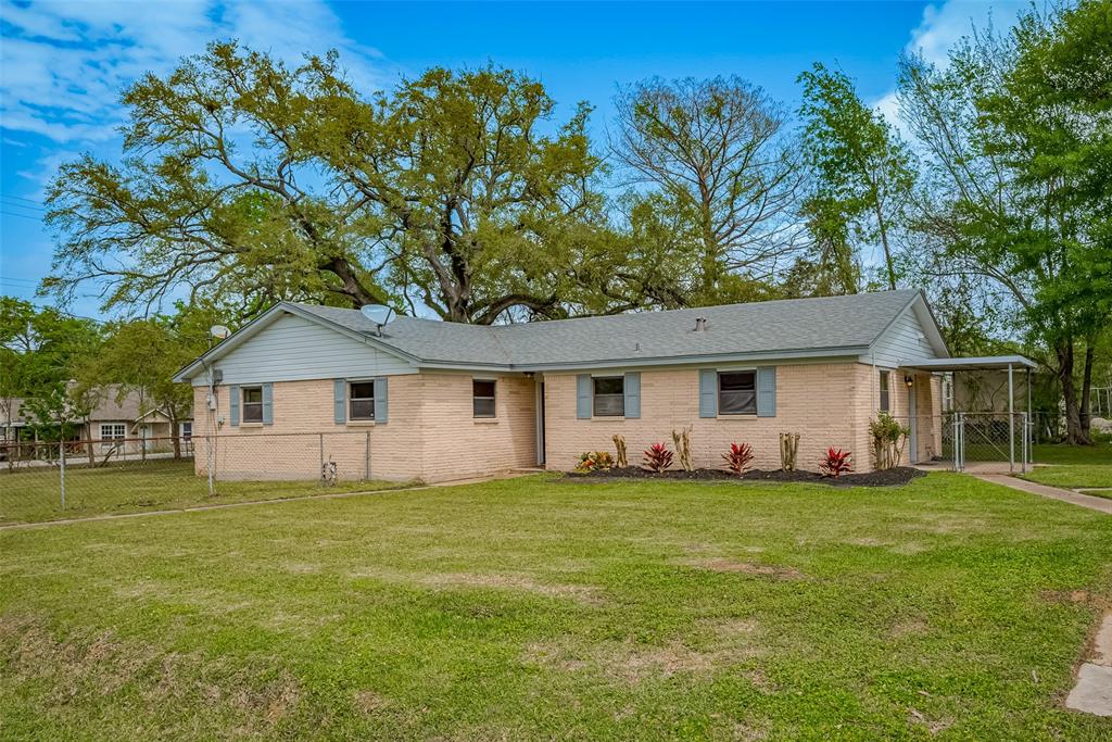 111 N 11th Street, Highlands, Texas image 2