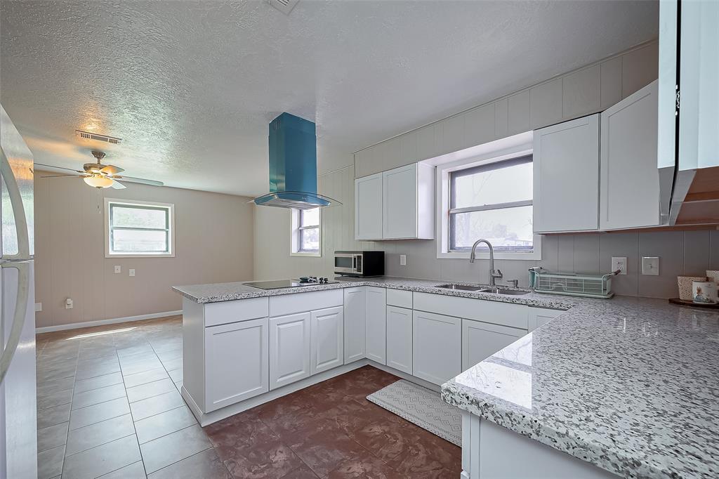 111 N 11th Street, Highlands, Texas image 10