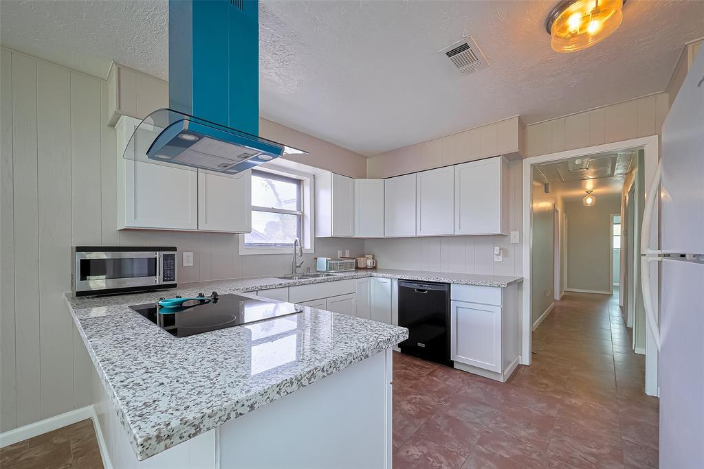111 N 11th Street, Highlands, Texas image 8