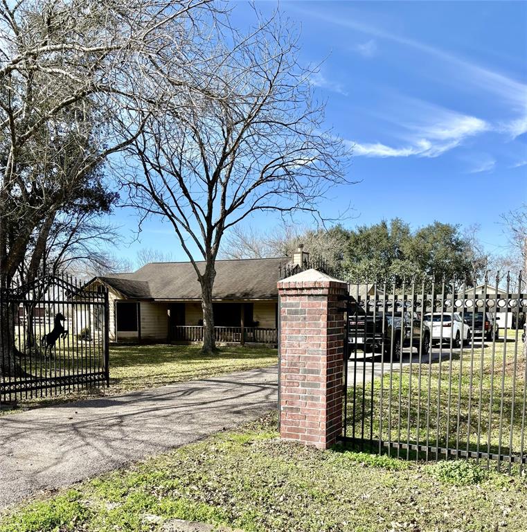 1083 County Road 147, Alvin, Texas image 2