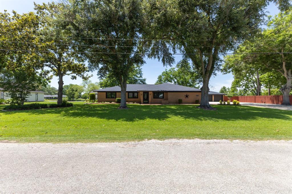 321 Bolling Green Drive, Wharton, Texas image 2