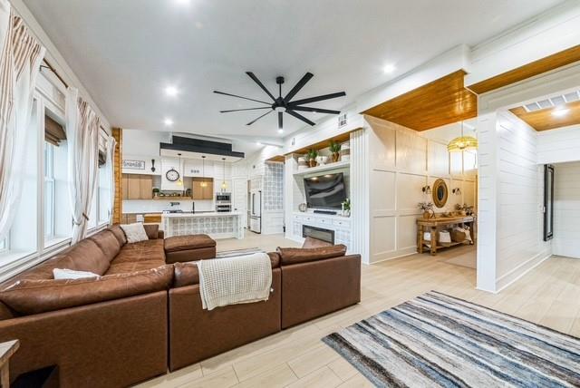 209 Horse Shoe Trail, Angleton, Texas image 3
