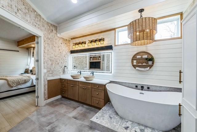 209 Horse Shoe Trail, Angleton, Texas image 14