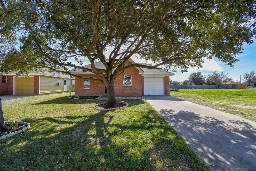 3523 Brook Shadow Drive, Brookshire, Texas image 2