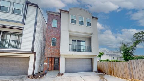 Photo of 1913 Hickory Street, Houston, TX 77007 (MLS # 88025183) Photo of 1913 Hickory Street, Houston, TX 77007 (MLS # 88025183)