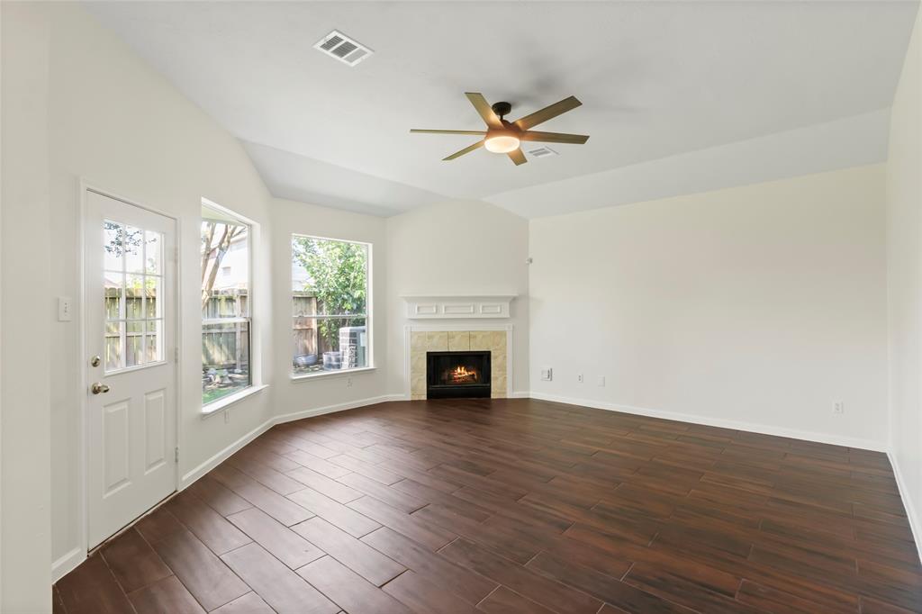 3019 Rolling Fog Drive, Friendswood, Texas image 9