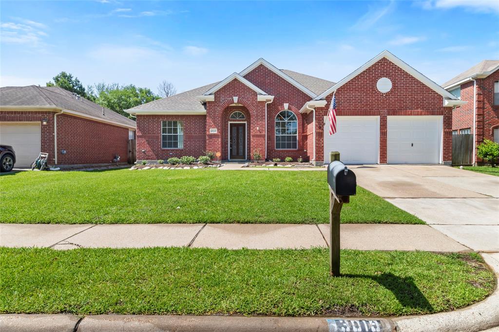 3019 Rolling Fog Drive, Friendswood, Texas image 2