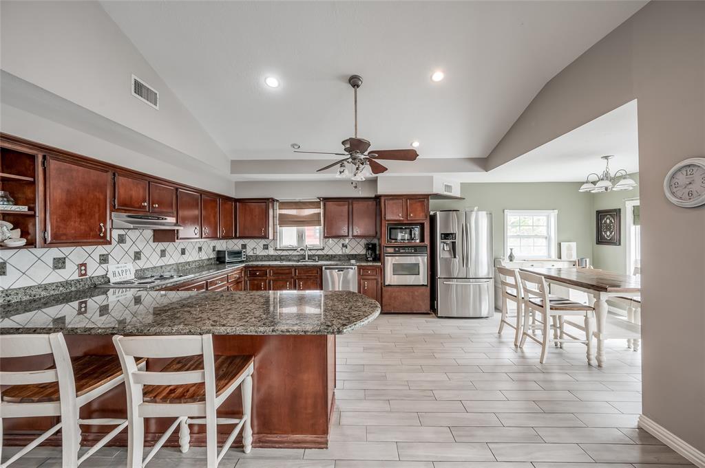 124 N Mae Cir Cir, Crystal Beach, Texas image 2