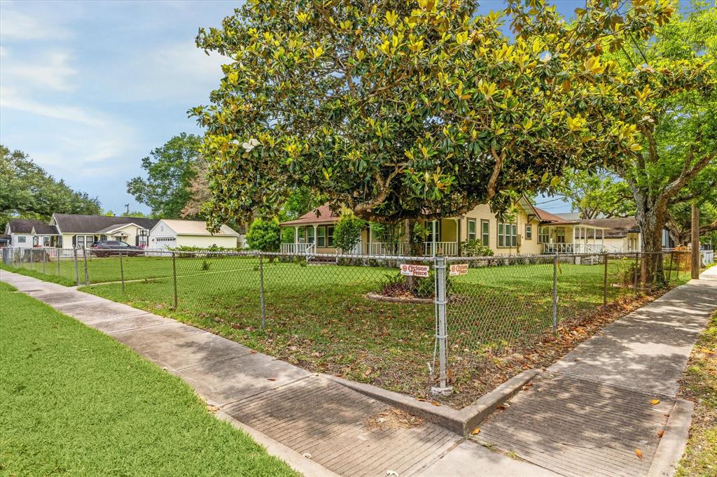 504 S Jackson Street, Alvin, Texas image 2