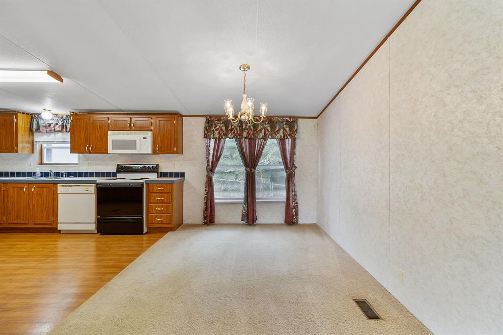 121 E Oak Shadows, Onalaska, Texas image 4