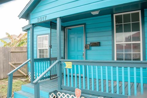 Single Family Residence in Galveston TX 3017 Avenue M 1/2 1.jpg