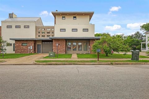 Photo of 213 N Houston Avenue, Bryan, TX 77803 (MLS # 13109055)