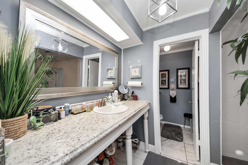 7631 Winkle Wood Lane, Houston, Texas image 10
