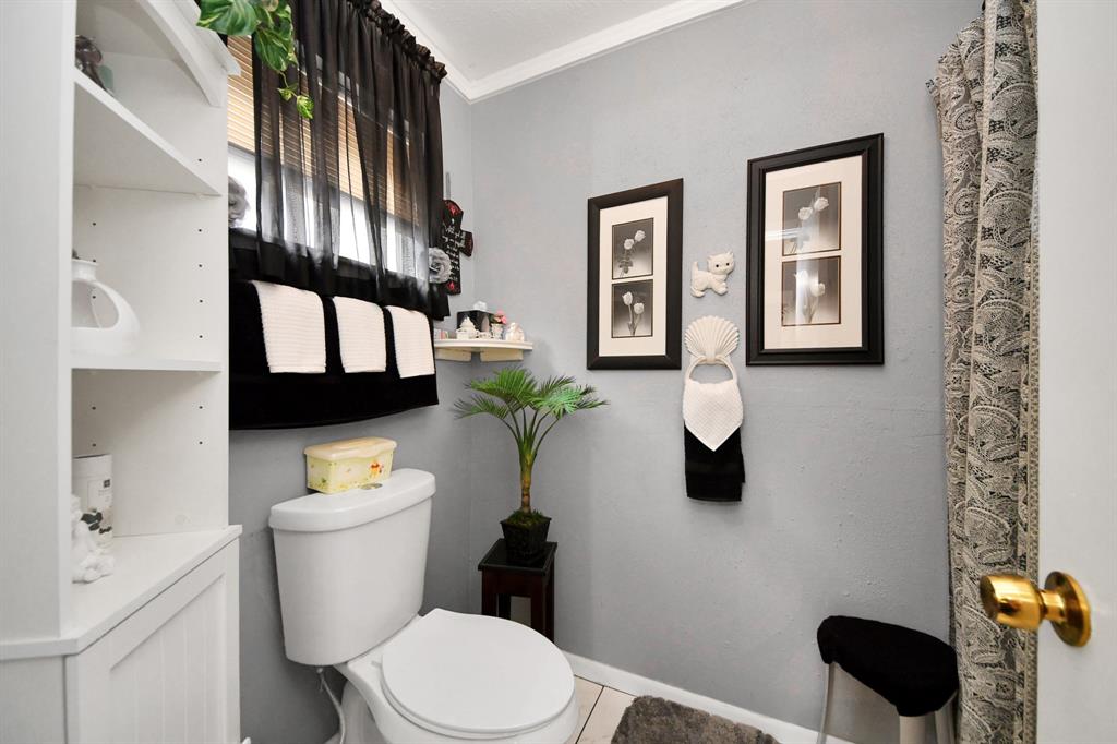 7631 Winkle Wood Lane, Houston, Texas image 11