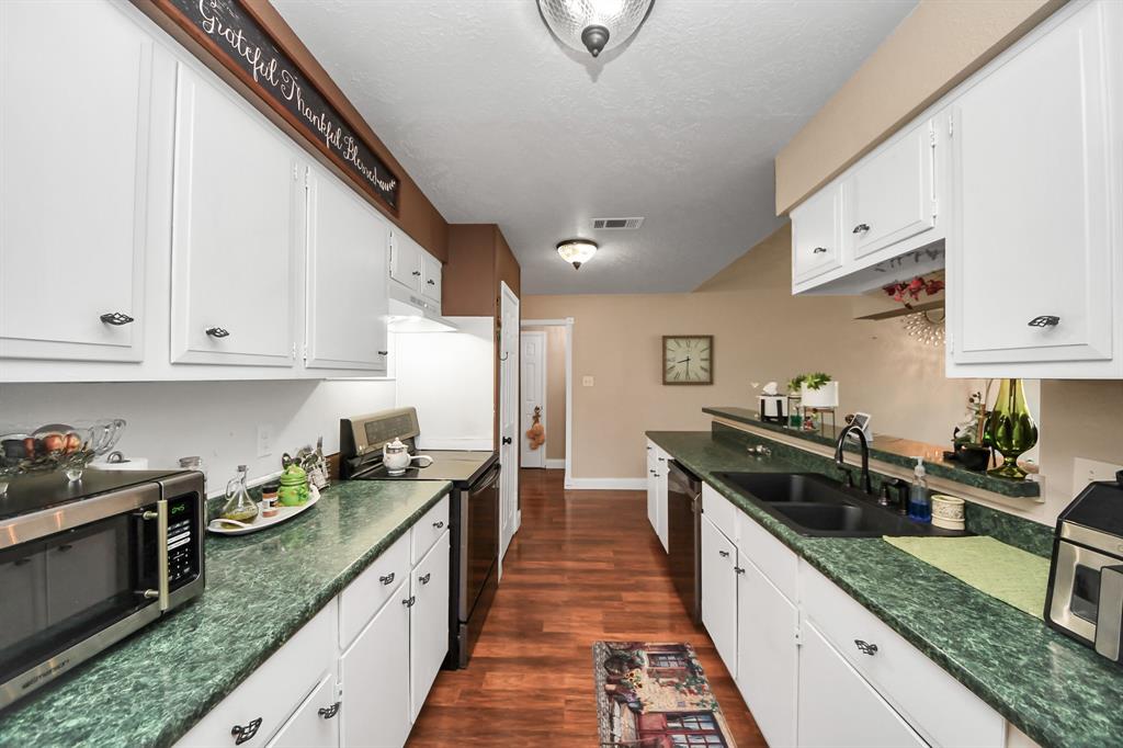 7631 Winkle Wood Lane, Houston, Texas image 19