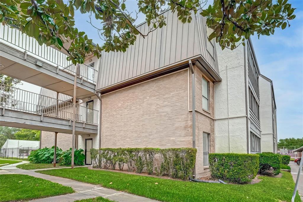 3045 Walnut Bend Lane #27, Houston, Texas image 2