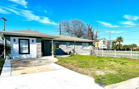 Photo of 1426 Harbor View Drive, Galveston, TX 77550 (MLS # 59536698)