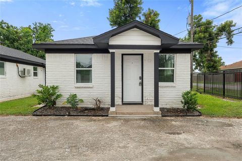 Photo of 4120 Linn Street #B, Houston, TX 77026 (MLS # 56350749)