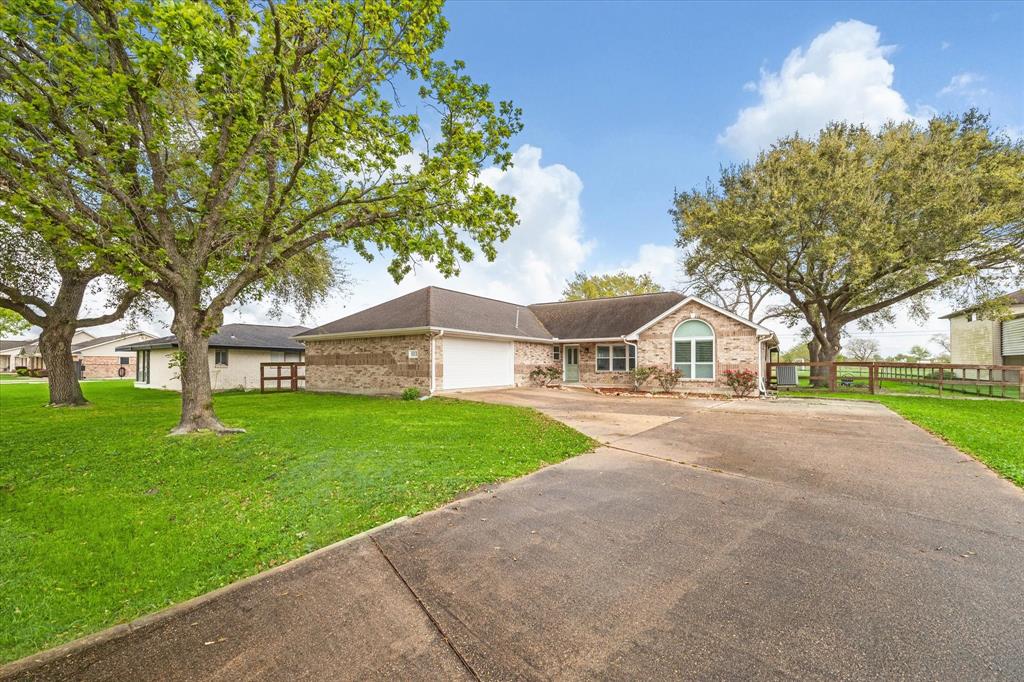 1613 Willow View Street, La Porte, Texas image 2