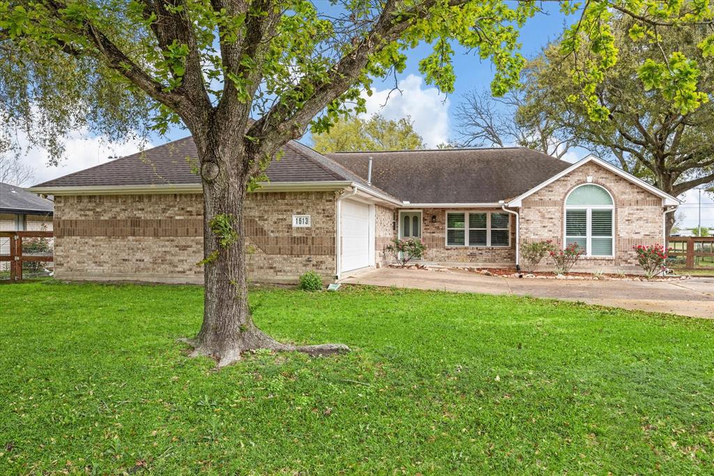 1613 Willow View Street, La Porte, Texas image 1
