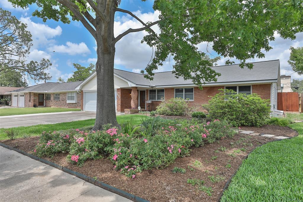 2427 Willowby Drive, Houston, Texas image 1
