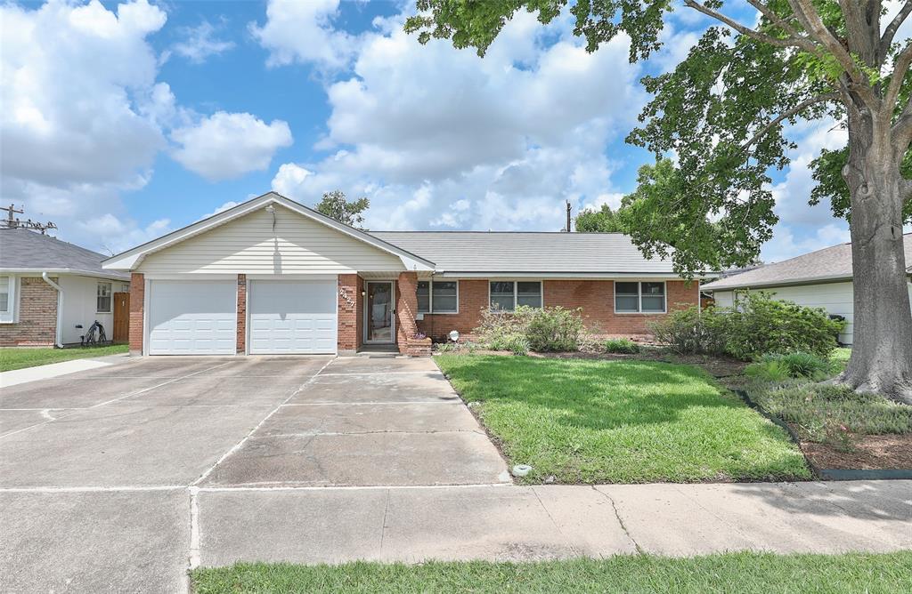 2427 Willowby Drive, Houston, Texas image 2