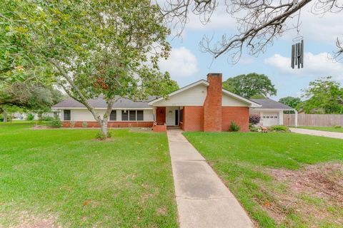 Single Family Residence in Angleton TX 907 Magnolia Street.jpg