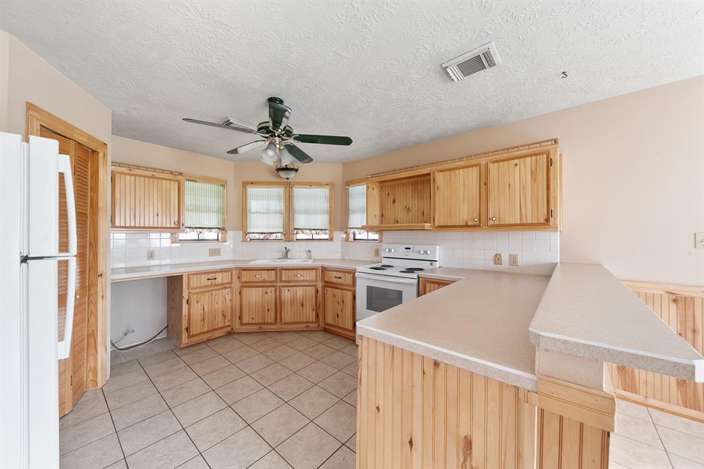 223 Sparkling Water Drive, Huffman, Texas image 11