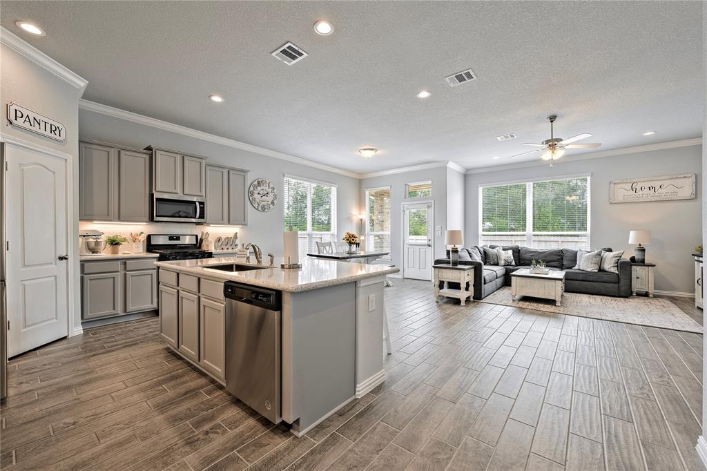 676 W Linnwood Drive, New Caney, Texas image 10