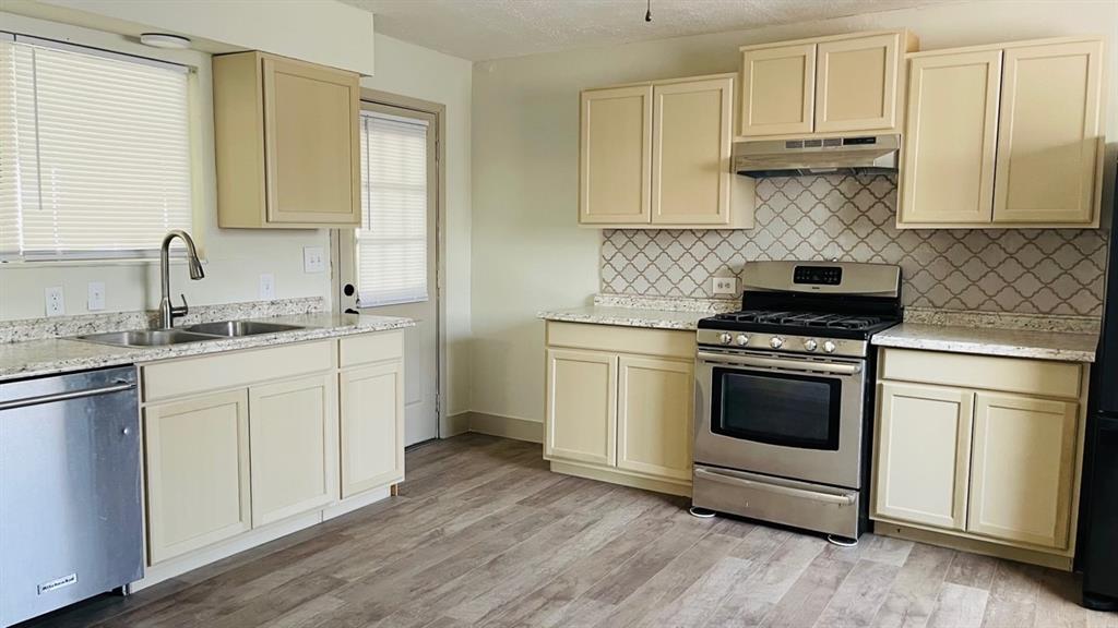1602 W Blum Street, Alvin, Texas image 31