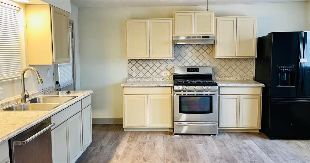 1602 W Blum Street, Alvin, Texas image 30