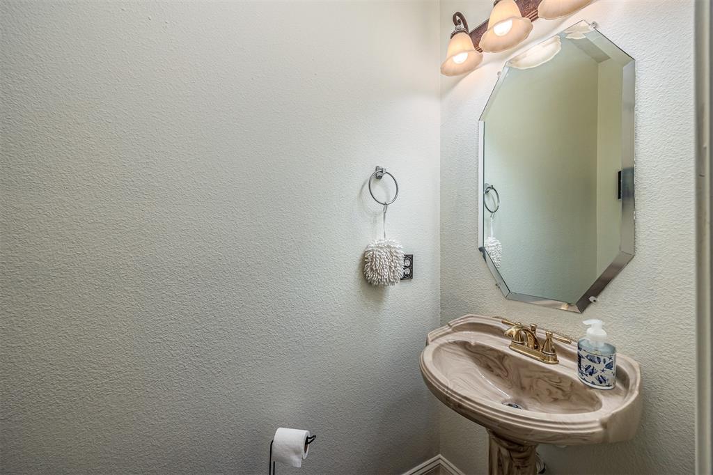9906 Lynnwood Drive, Baytown, Texas image 11