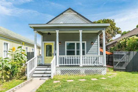 Single Family Residence in Galveston TX 2912 Avenue N 1/2.jpg