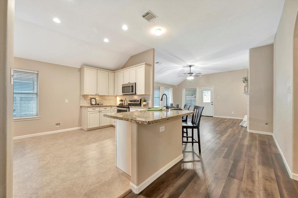 2889 Lost Cove Court, League City, Texas image 16