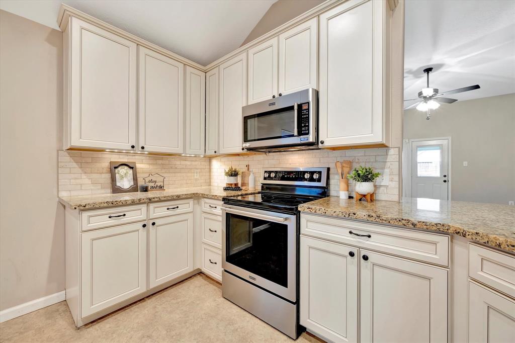 2889 Lost Cove Court, League City, Texas image 18