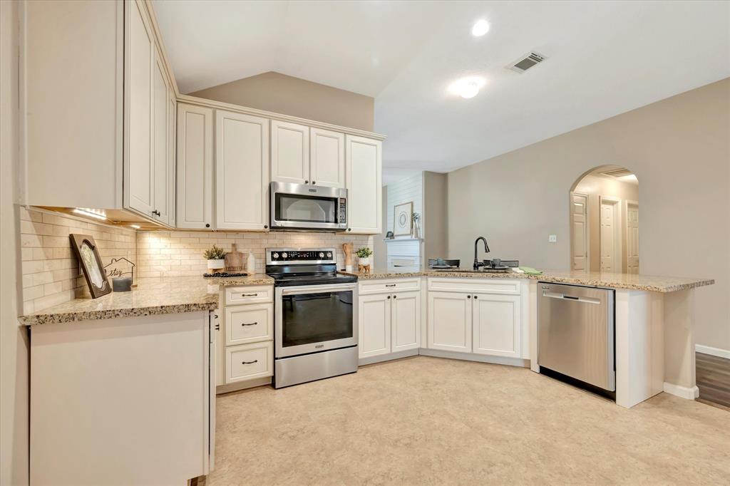 2889 Lost Cove Court, League City, Texas image 17