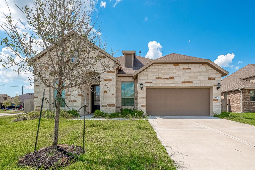 9507 Meghan Heights Drive, Baytown, Texas image 1