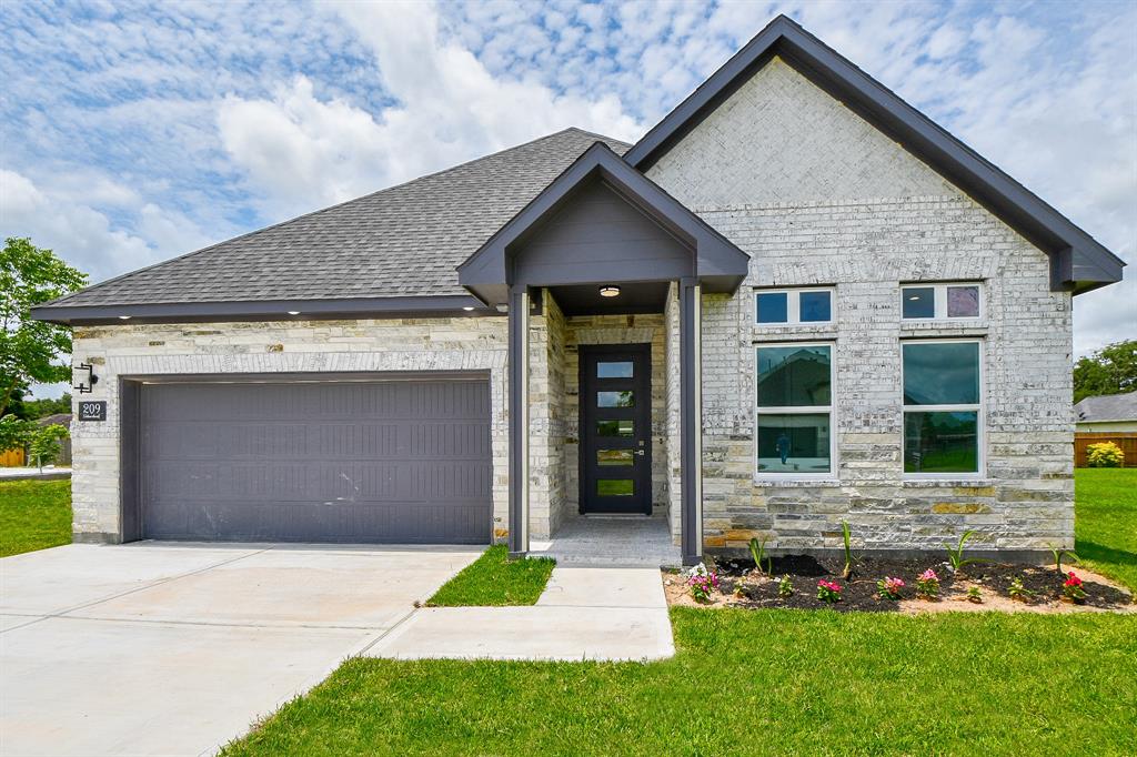 209 Silverleaf Road, Sweeny, Texas image 1