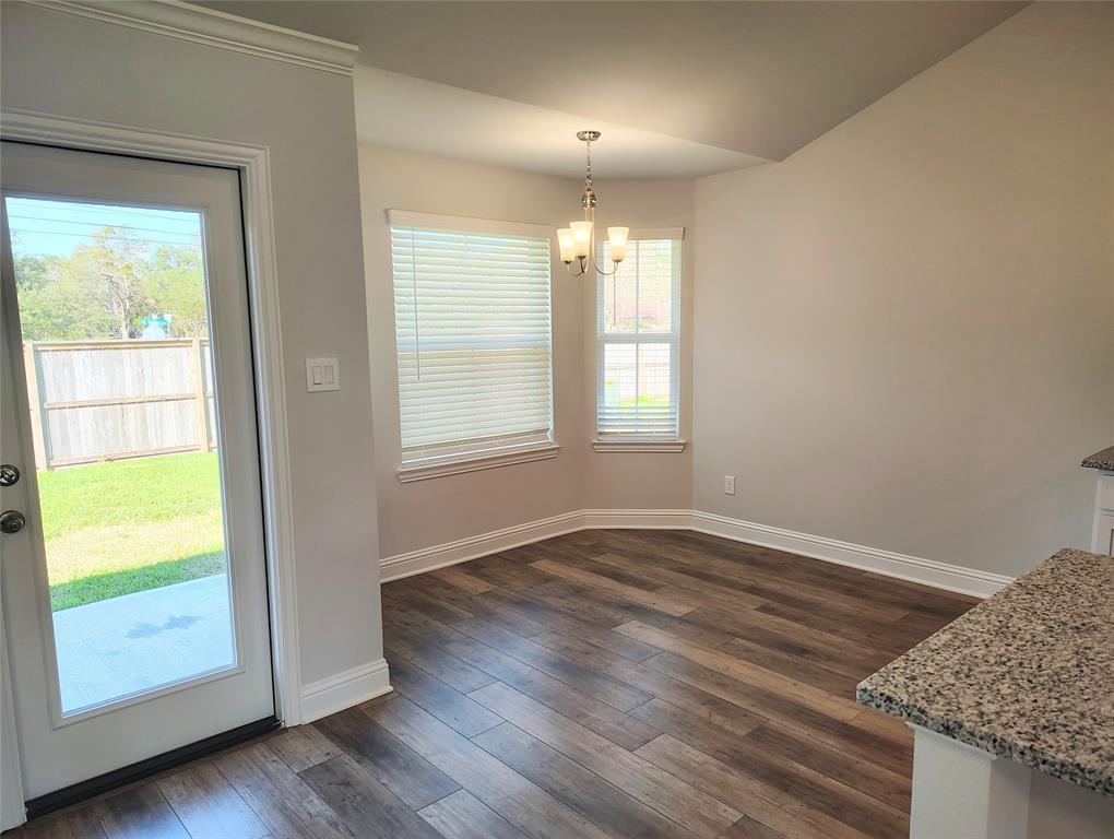 9 Gemstone Court, Angleton, Texas image 4