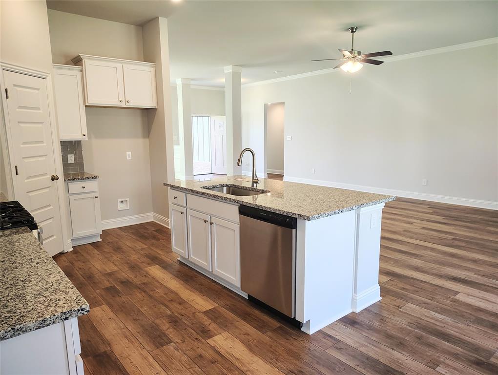 9 Gemstone Court, Angleton, Texas image 3