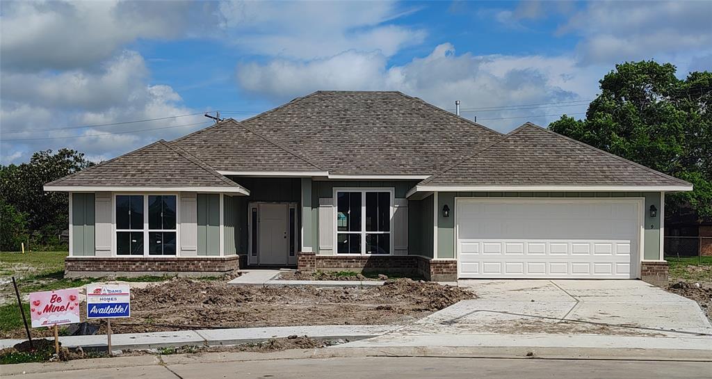 9 Gemstone Court, Angleton, Texas image 1