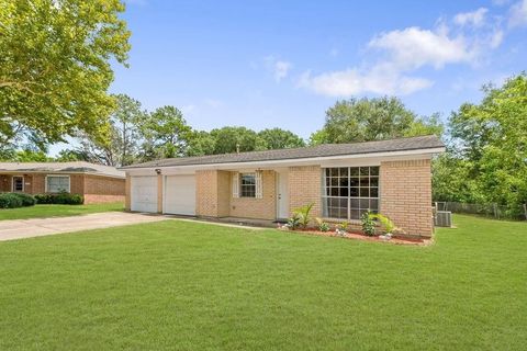 Single Family Residence in Angleton TX 521 Gardenia Street.jpg